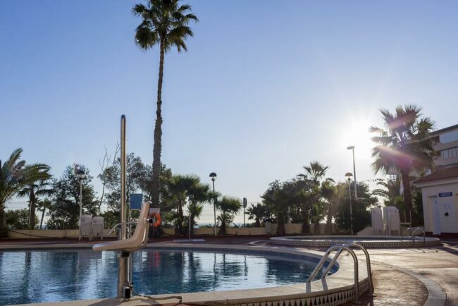 Piscina con grua del Hotel adaptado playas de Torrevieja