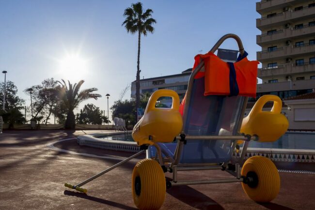 Silla anfibia para clientes del Piscina con grua del Hotel adaptado playas de Torrevieja