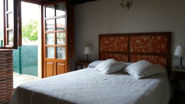 Habitación de la casa rural con habitación adaptada Los Mantos, en Cantabria