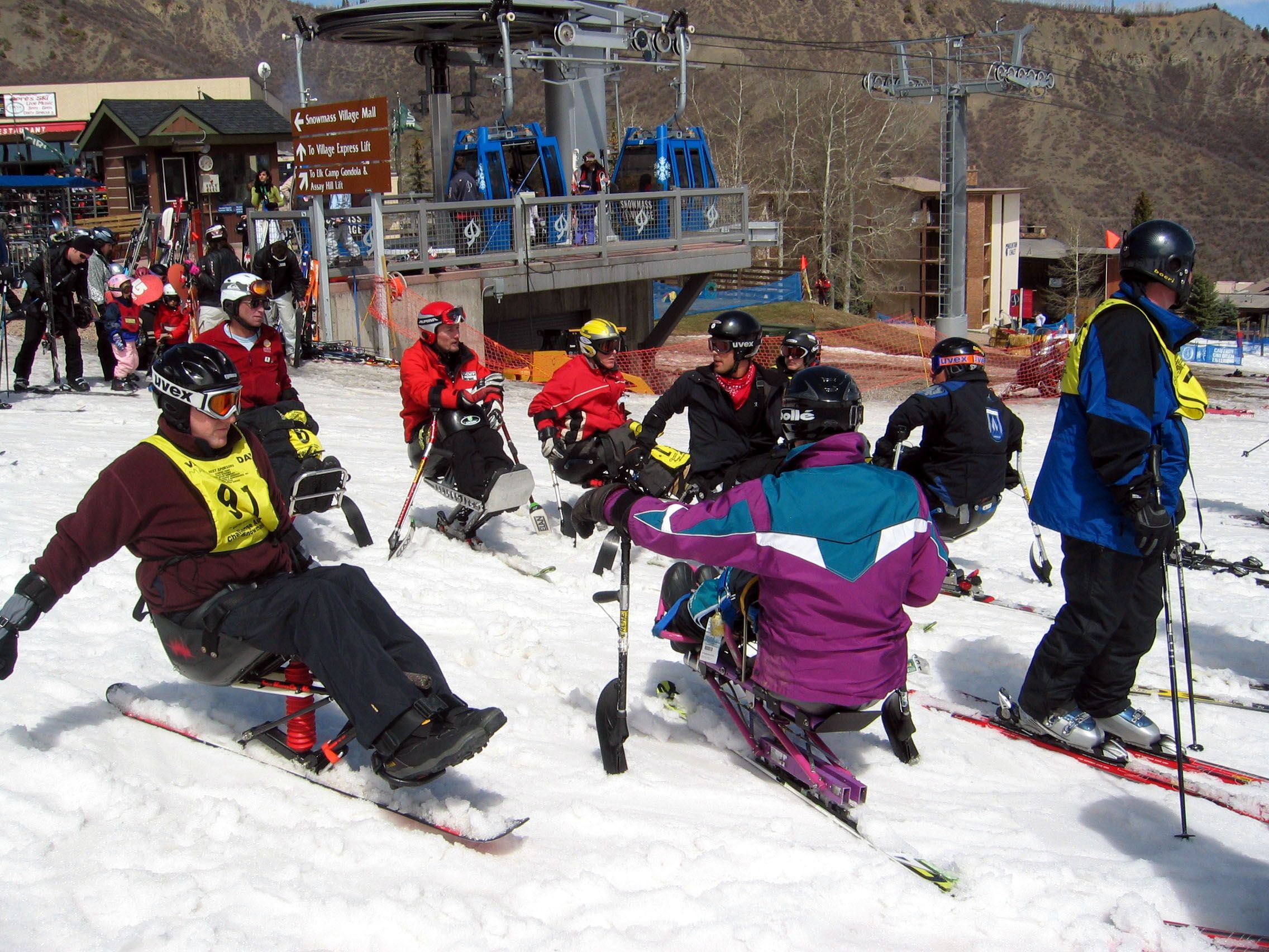 Grupo de personas con discapacidad esquiando